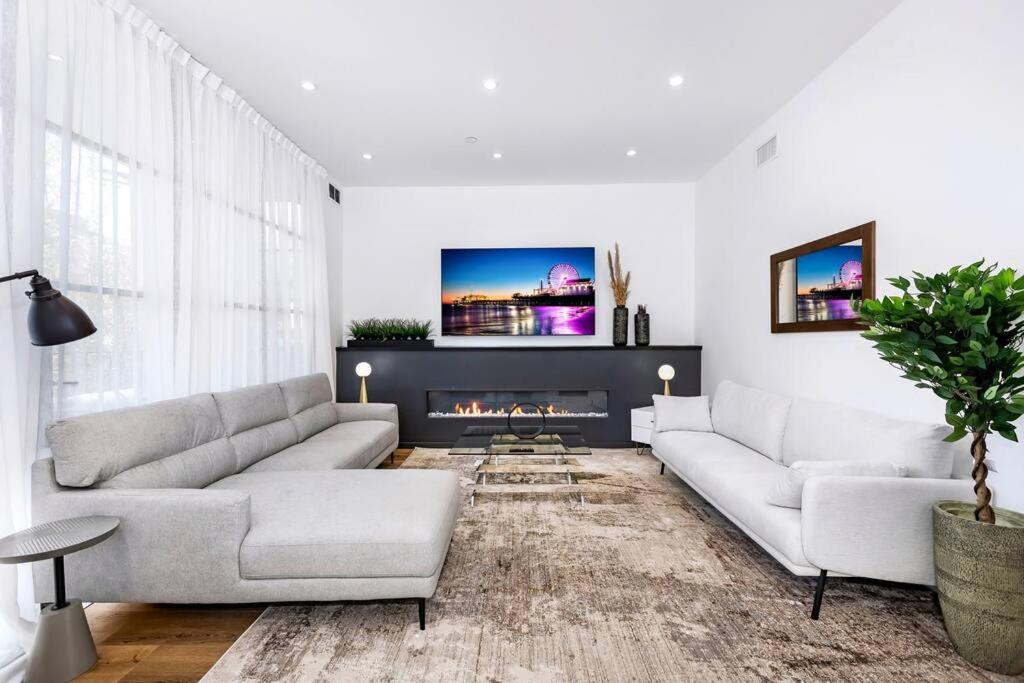 4BR Modern & Spacious Townhouse w/ Free Parking